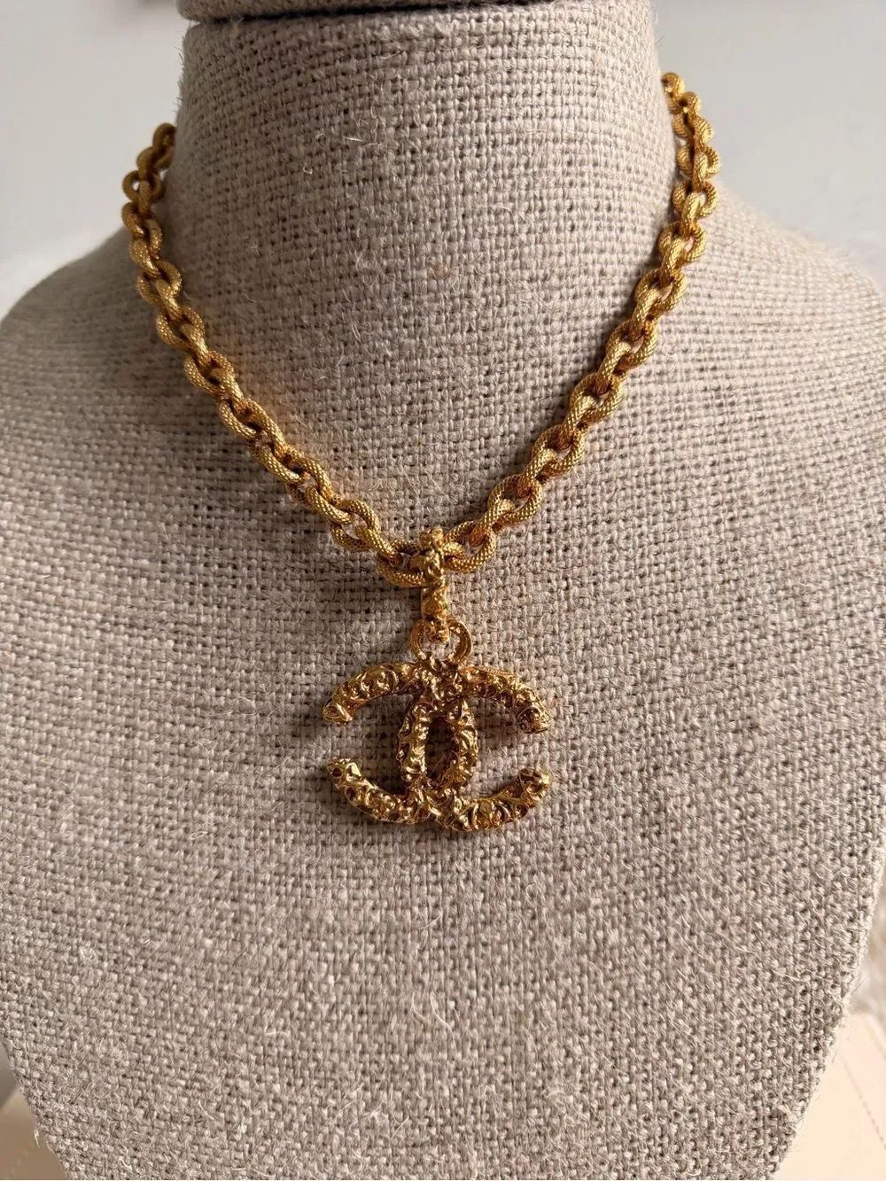 CHANEL Gold CC Pendant lava Necklace - Picture 4 of 6